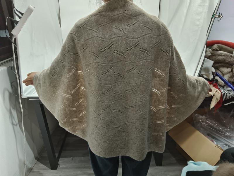 Dos d'une femme portant un cardigan beige oversize en tricot pointelle avec manches batwing et motif vagues ajouré