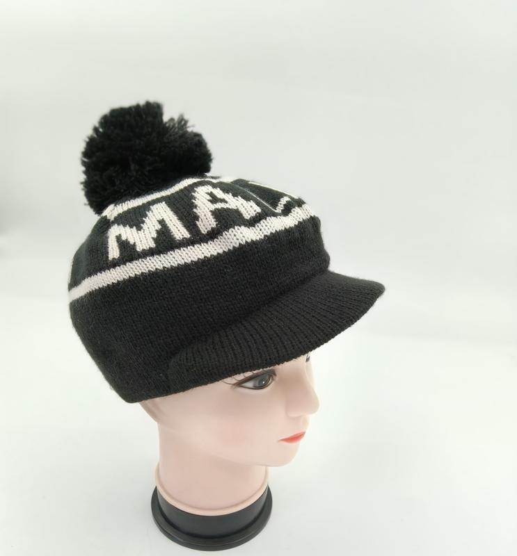 Bonnet tricoté noir avec visière rigide
