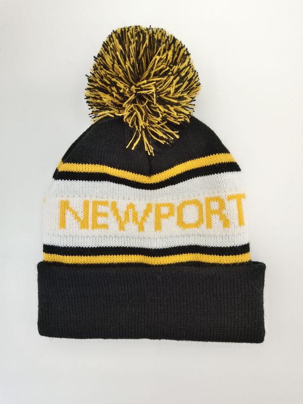 Bonnet rayé tricoté noir blanc et jaune avec inscription Newport et grand pompon bicolore