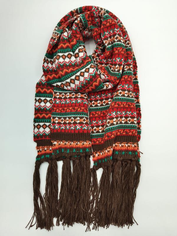 Écharpe enroulée motif Fair Isle géométrique rouge vert orange blanc avec longues franges marron