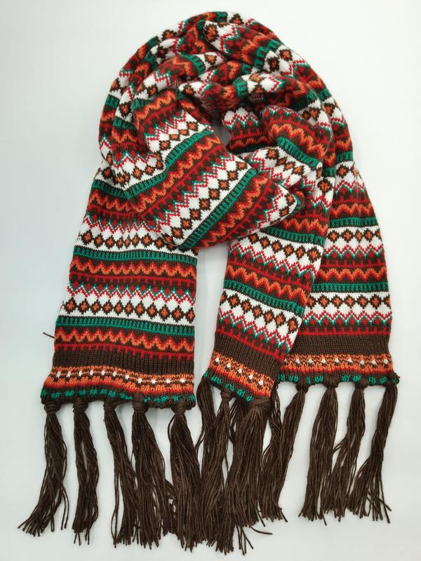 Écharpe tricot Fair Isle colorée motifs géométriques zigzag rouge vert orange marron avec franges longues