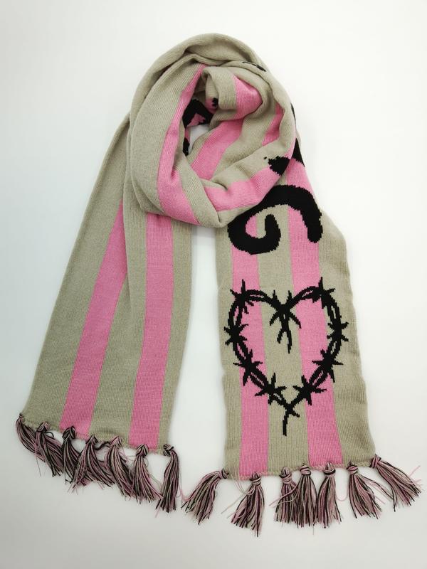 Écharpe tricot rayures beige et rose avec motif intarsia cœur barbelé noir et franges nouées