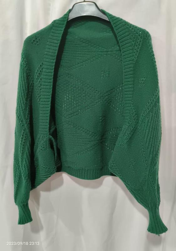 Cardigan vert ouvert en maille ajourée motif losange avec poignets côtelés sur cintre