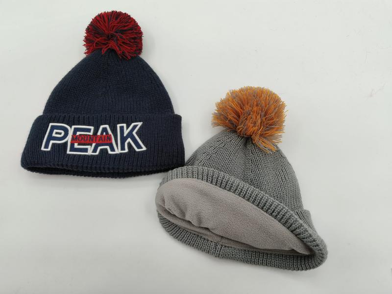Deux bonnets pompon tricotés