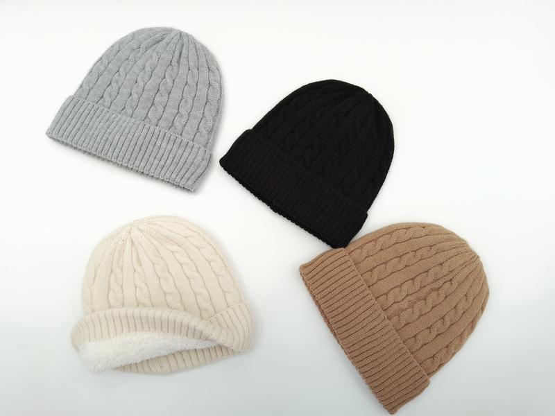 Quatre bonnets torsadés câblés en gris