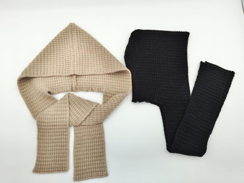 Deux écharpes à capuche en tricot gaufré posées à plat
