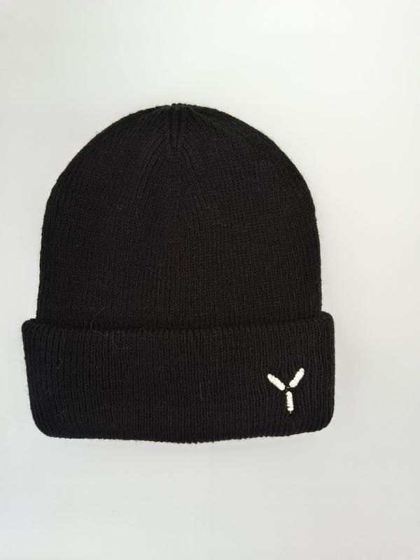 Bonnet tricoté côtelé noir à revers replié avec petit logo Y brodé blanc