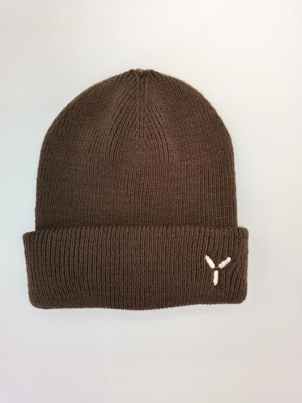 Bonnet tricoté côtelé marron chocolat à revers replié et logo brodé blanc minimaliste