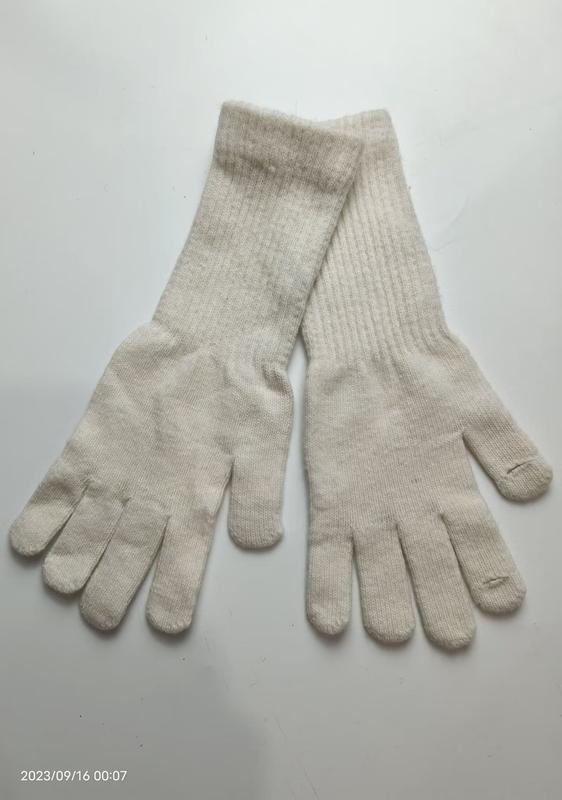 Paire de gants tricotés crème à doigts complets et poignets côtelés