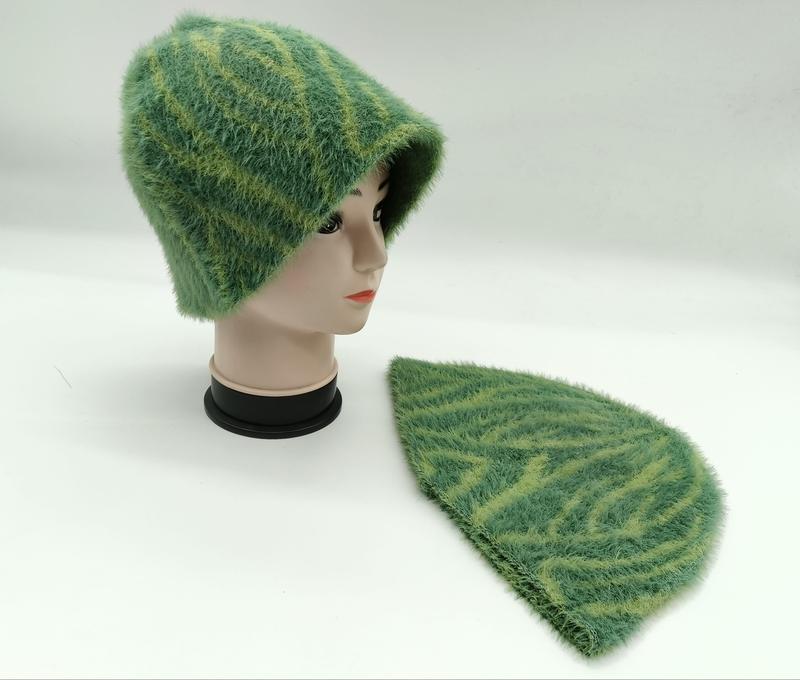 Bonnet tricoté vert pelucheux à rayures motif feuilles bicolores vert et jaune
