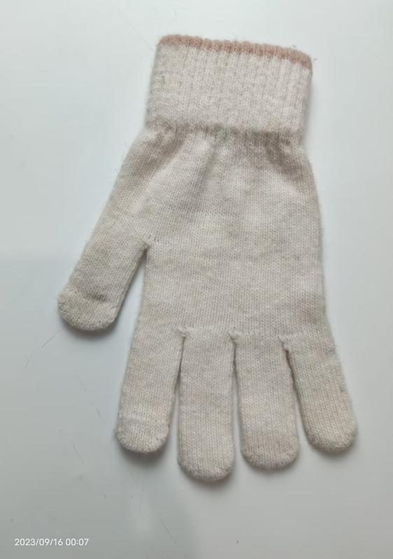 Gant tricoté crème avec poignet côtelé et rayure rose discrète