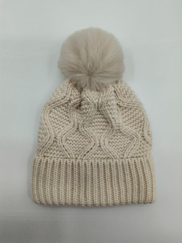 Bonnet câble crème à gros pompom fourrure synthétique moelleux et bord côtelé replié