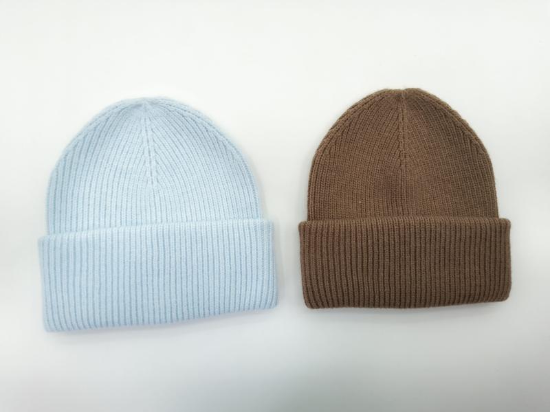 Deux bonnets côtelés à revers