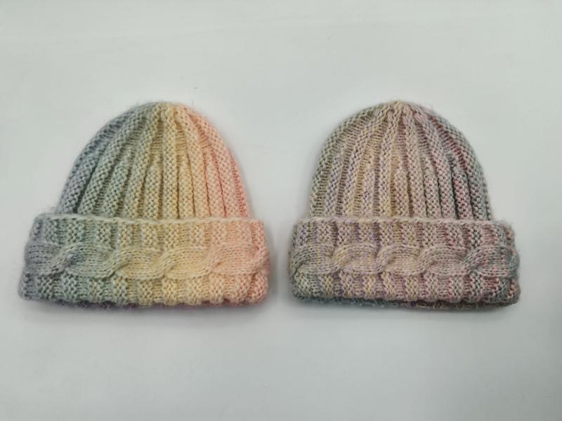 Deux bonnets tricotés main chiné pastel à revers câble