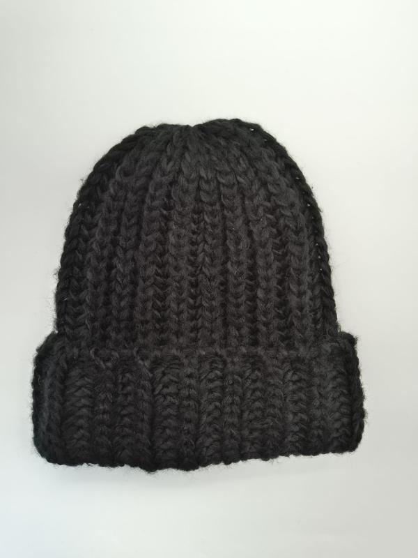 Bonnet côtelé chunky noir oversize à revers plié