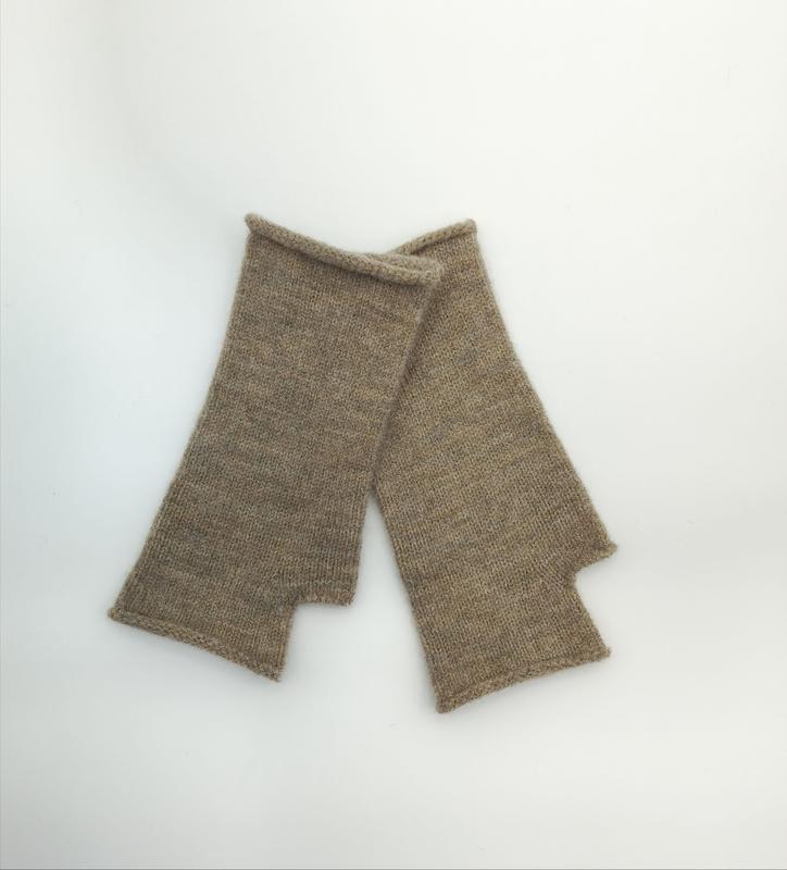 Paire de mitaines tricotées taupe chiné posées à plat sur fond blanc