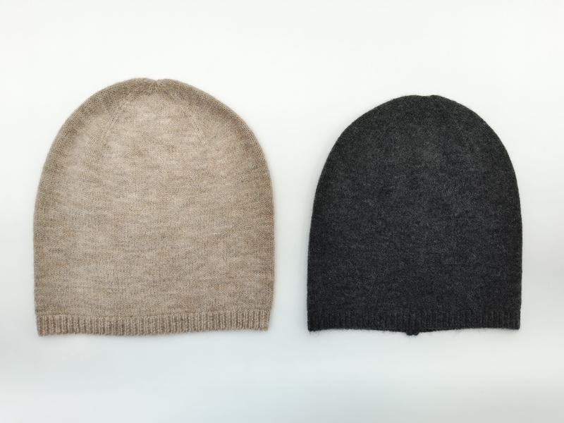 Deux bonnets slouchy cachemire côtelés posés à plat côte à côte