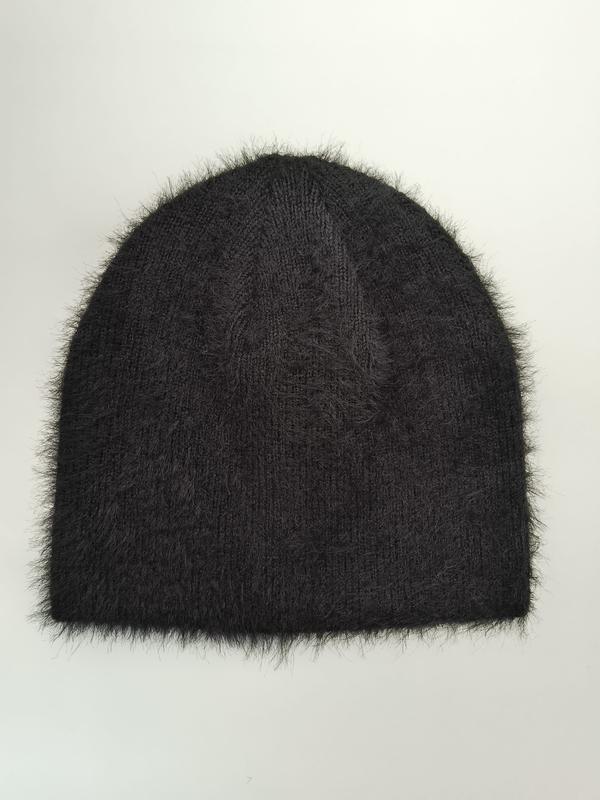 Bonnet tricoté noir pelucheux effet mohair avec fibres douces et texture côtelée