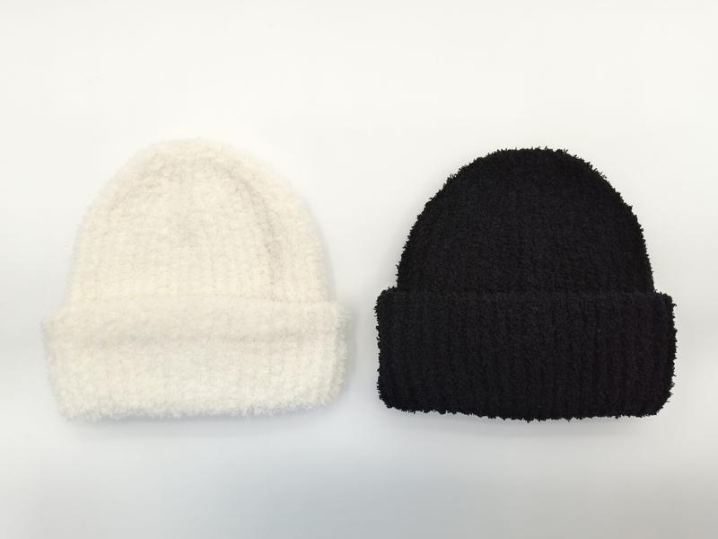 Deux bonnets tricot bouclette pelucheux côtelés posés à plat sur fond blanc