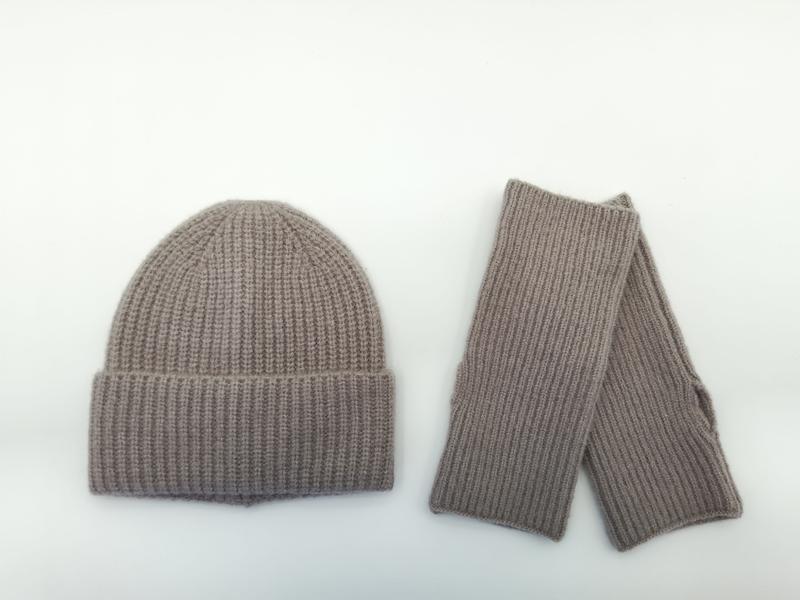 Ensemble assorti bonnet côtelé et mitaines sans doigts en maille taupe