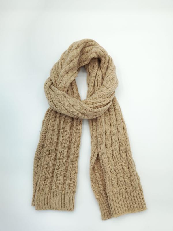 Écharpe camel beige en maille torsadée bouclée sur fond blanc