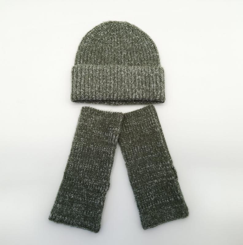 Bonnet côtelé kaki chiné et mitaines sans doigts assorties en tricot