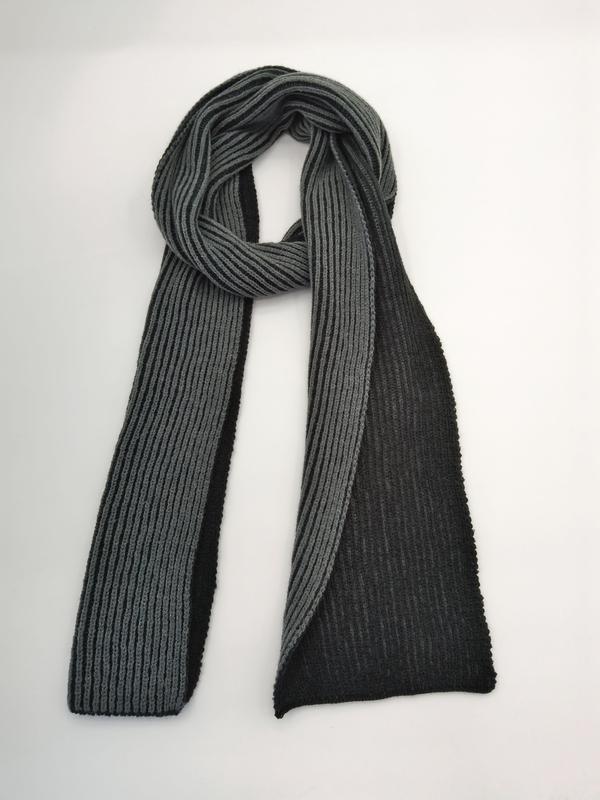 Écharpe côtelée bicolore gris chiné et noir drapée à plat sur fond blanc