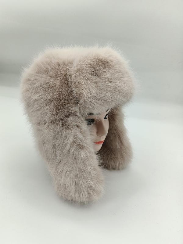 Chapeau trappeur ushanka beige en fausse fourrure moelleuse avec rabats oreilles sur tête de mannequin