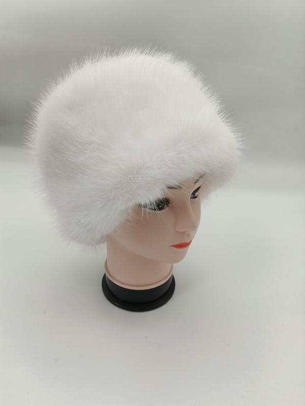 Chapeau cosaque blanc en fausse fourrure fluffy sur tête de mannequin