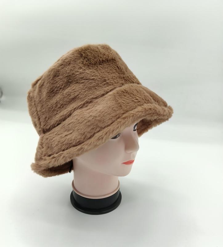 Bob en fausse fourrure camel marron sur tête de mannequin