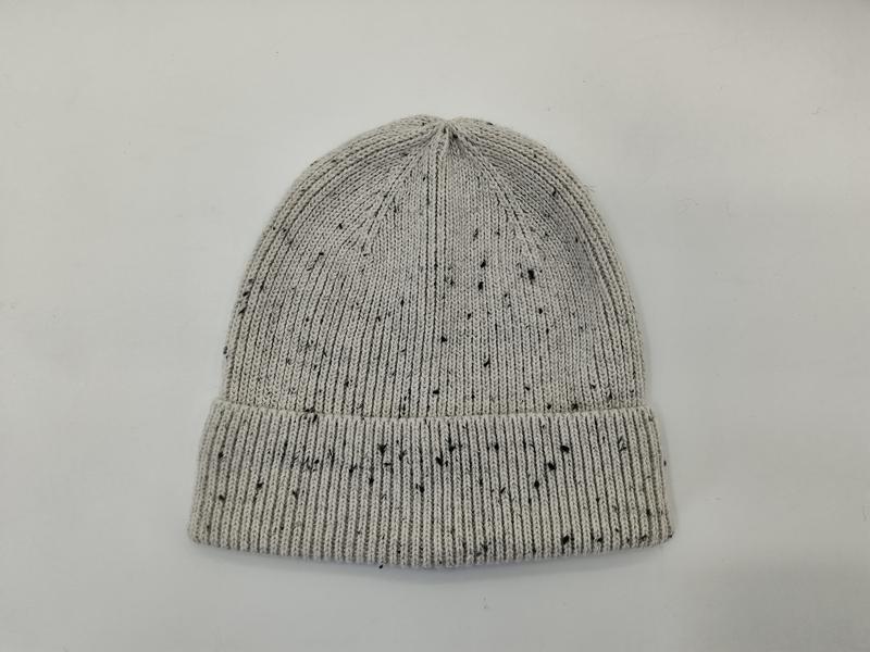 Bonnet côtelé gris clair chiné avec motif flammé noir et revers replié