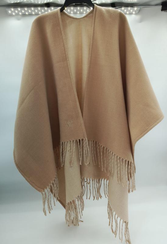 Poncho cape ouvert camel beige laine mélangée avec frange tassel broderie monogramme sur cintre