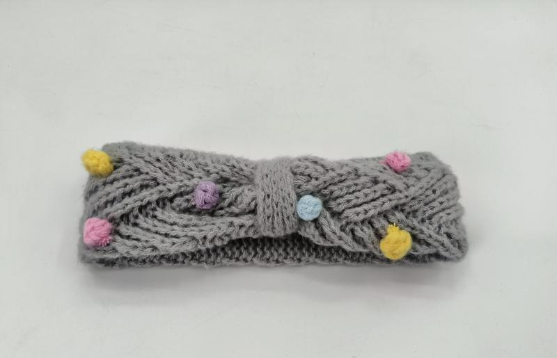 Bandeau tricot torsadé gris avec pompons multicolores jaune rose violet bleu