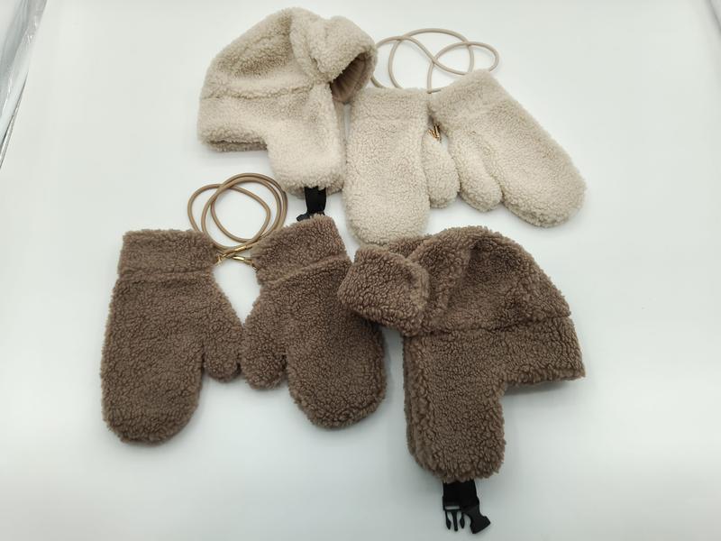 Deux ensembles bonnet chapka et moufles sherpa crème et marron reliés par cordon élastique