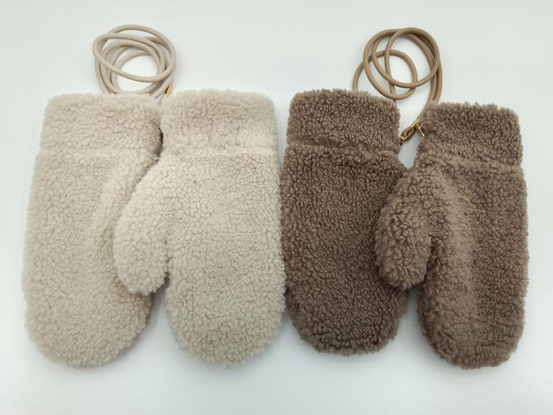 Deux paires de moufles sherpa pelucheuses crème et taupe marron reliées par cordon cuir