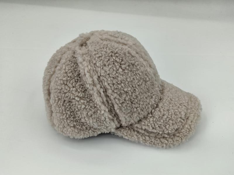 Casquette baseball beige en tissu sherpa teddy pelucheux