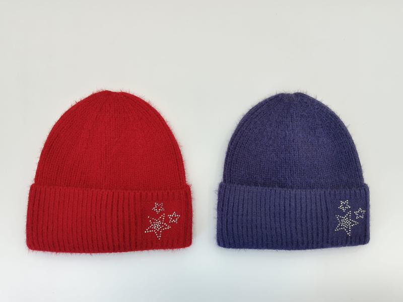 Deux bonnets côtelés rouge et violet avec étoile strass argentée sur revers