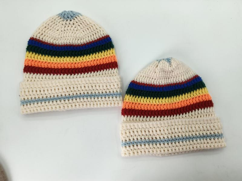 Deux bonnets crochet crème à rayures arc-en-ciel bleu vert jaune orange rouge