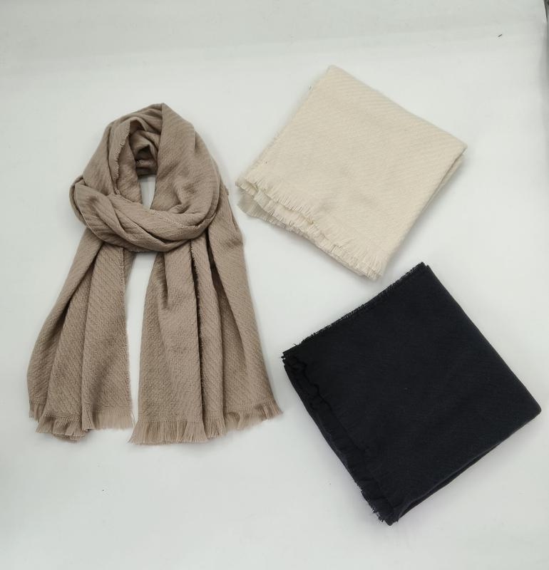 Trois écharpes taupe chevron drapée