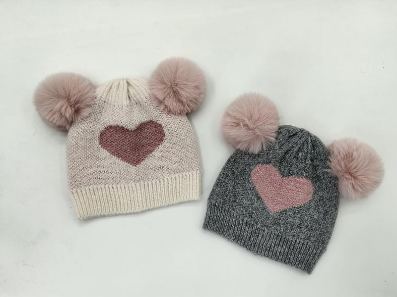 Bonnets enfant tricot double pompon fausse fourrure motif cœur