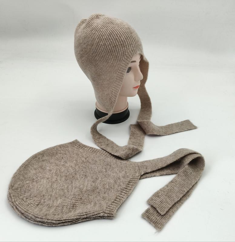 Bonnet béguin beige tricoté côtelé avec longues brides à nouer