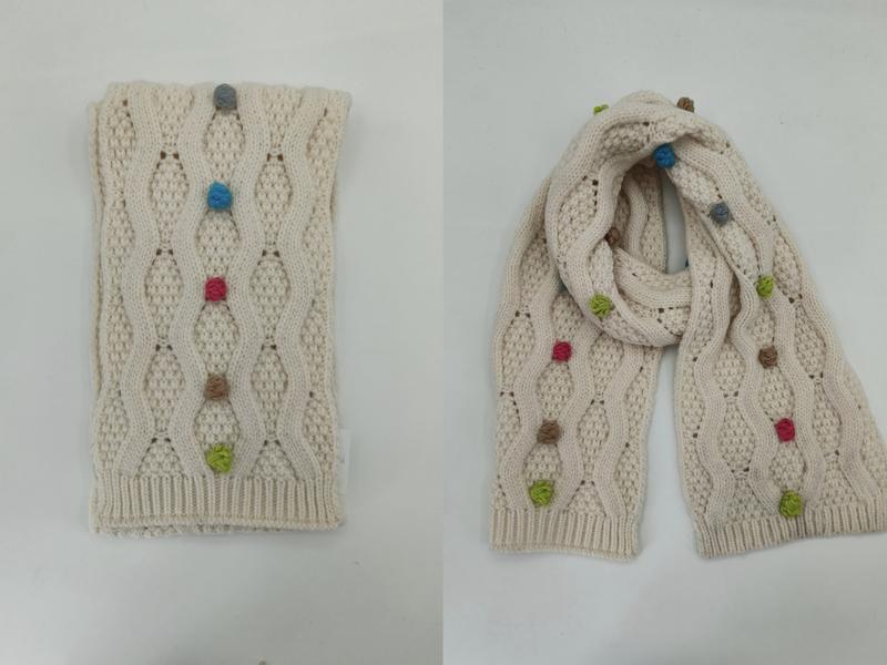 Écharpe tricot torsadé crème avec nœuds de laine colorés bleu rose vert et beige