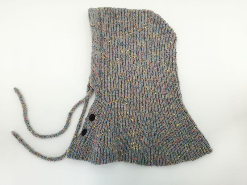 Bonnet bébé plat tricoté chiné gris multicolore avec brides et boutons pression noirs
