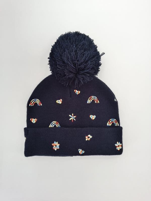 Bonnet ribbed bleu marine avec gros pompon et broderies colorées arc-en-ciel