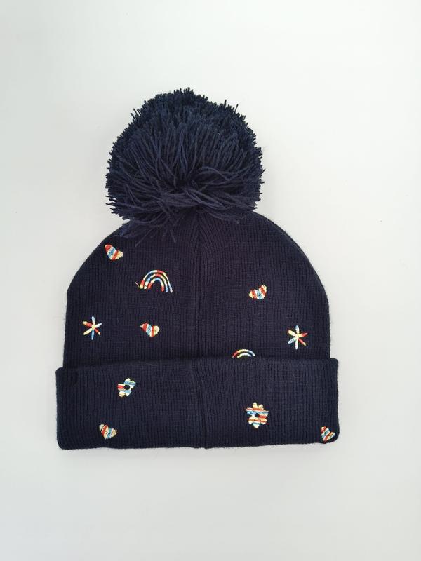 Bonnet tricot bleu marine pompon avec broderies colorées arc-en-ciel cœurs étoiles et fleurs