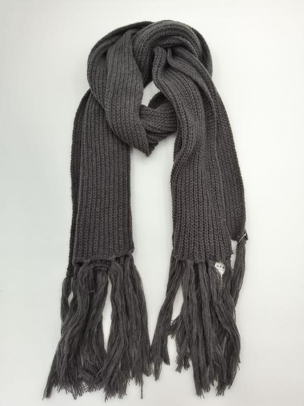 Écharpe chunky maille côtelée gris foncé avec longues franges