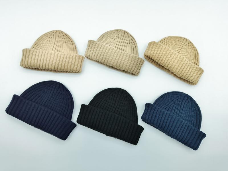 Six bonnets tricot côtelés à revers en beige