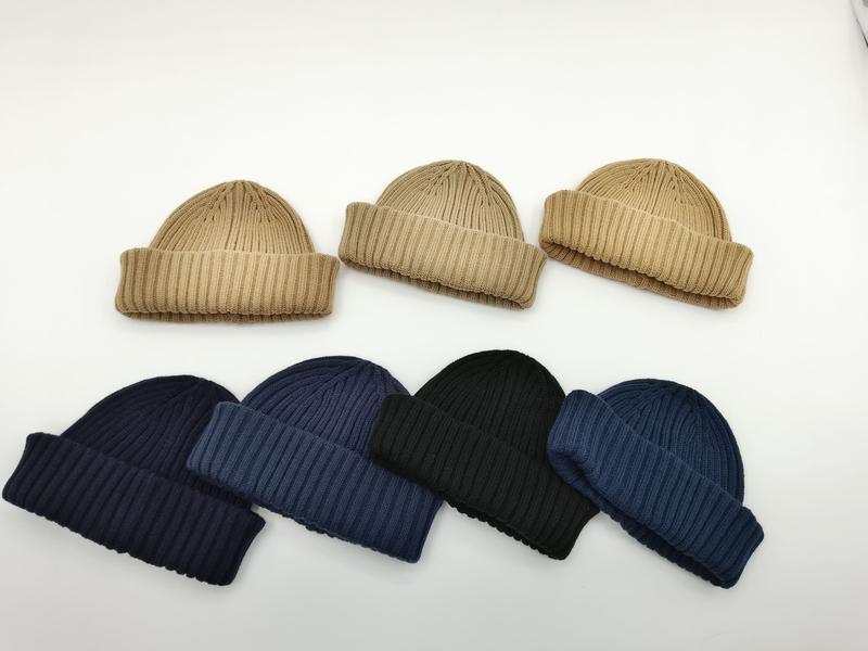 Sept bonnets docker tricot côtelé à revers en beige