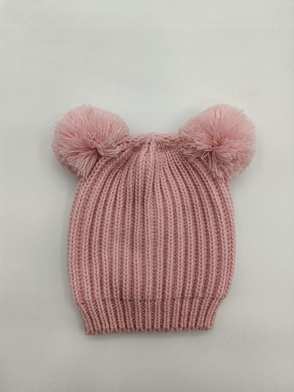 Bonnet bébé rose en tricot côtelé avec deux pompons duveteux sur le dessus