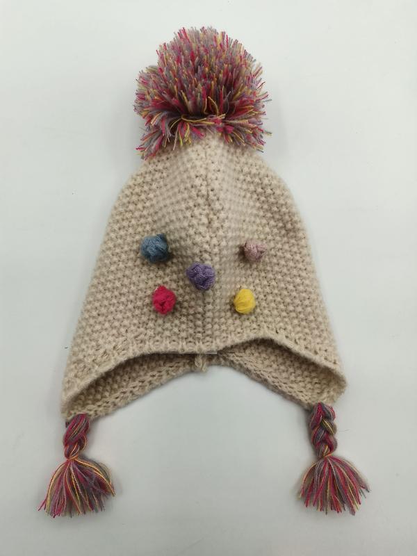 Bonnet cache-oreilles tricoté crème avec gros pompon multicolore